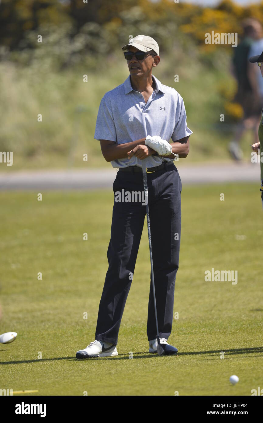 L'ancien président américain Barack Obama (bleu clair chemise) Jouer au golf sur le Old Course à St Andrews, sur la côte est de Fife en Ecosse. En vedette : Barack Obama Où : St Andrews, Fife, Royaume-Uni Quand : 26 mai 2017 Banque D'Images