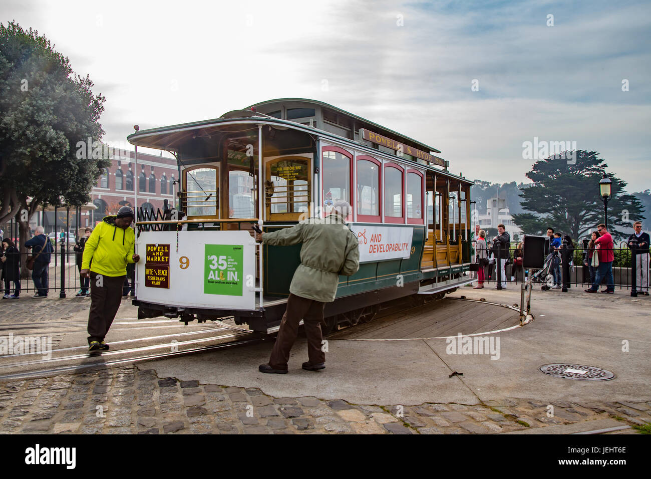 San Francisco, USA - 8 janvier 2015 : cable car on tourne autour d'un point tournant. Banque D'Images