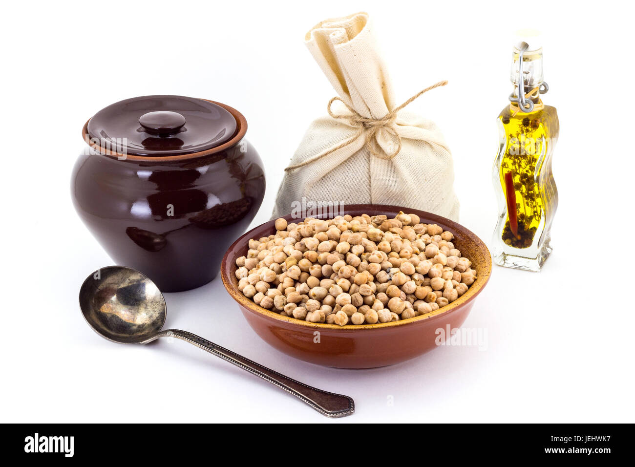 La composition des pois chiches dans une argile pial à côté d'un pot en argile et une cuillère en cuivre, Banque D'Images