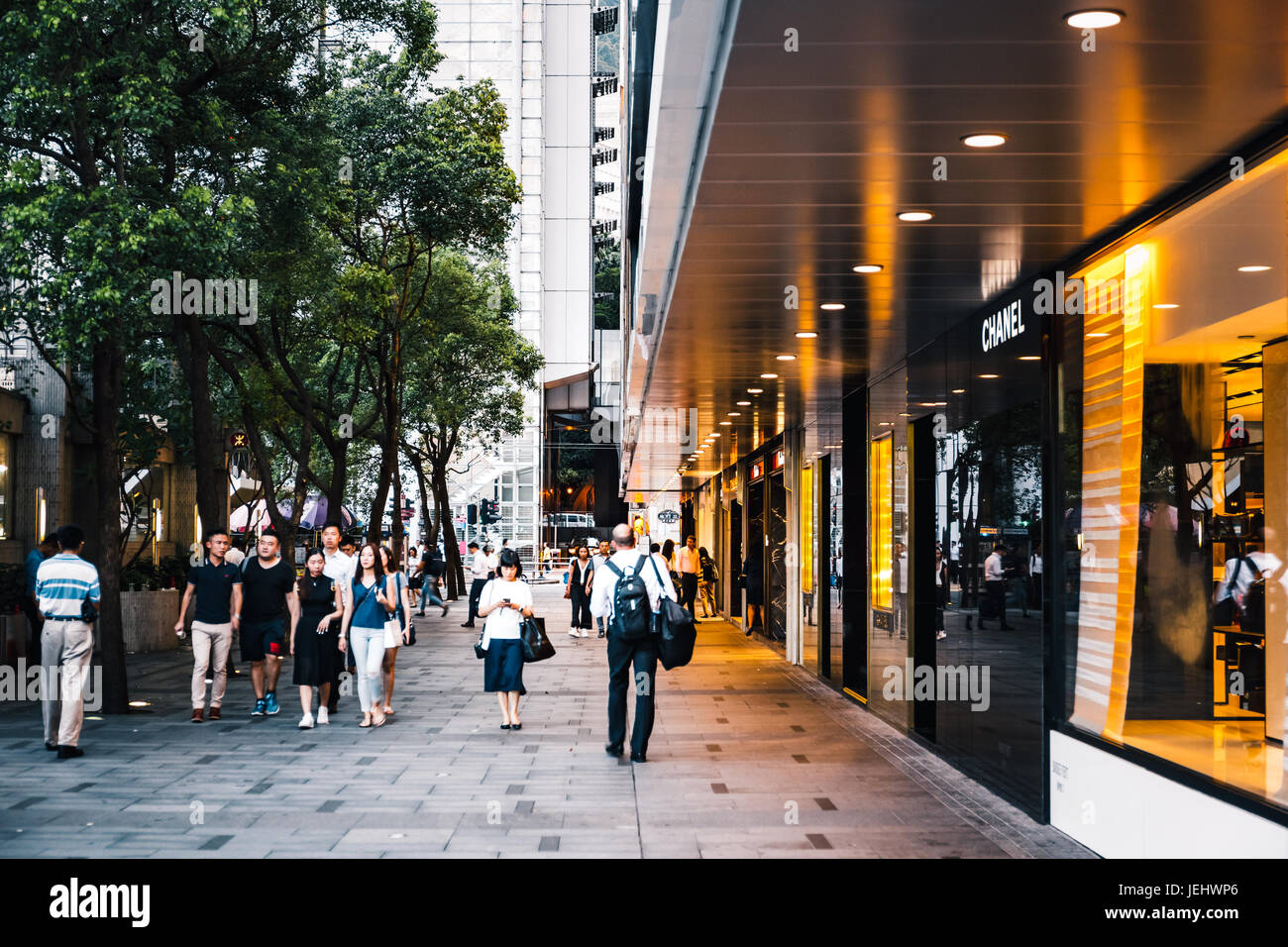 23 juin 2017 - Central, Hong Kong : Les gens qui marchent sur Des Voeux Road Central après travaux Banque D'Images