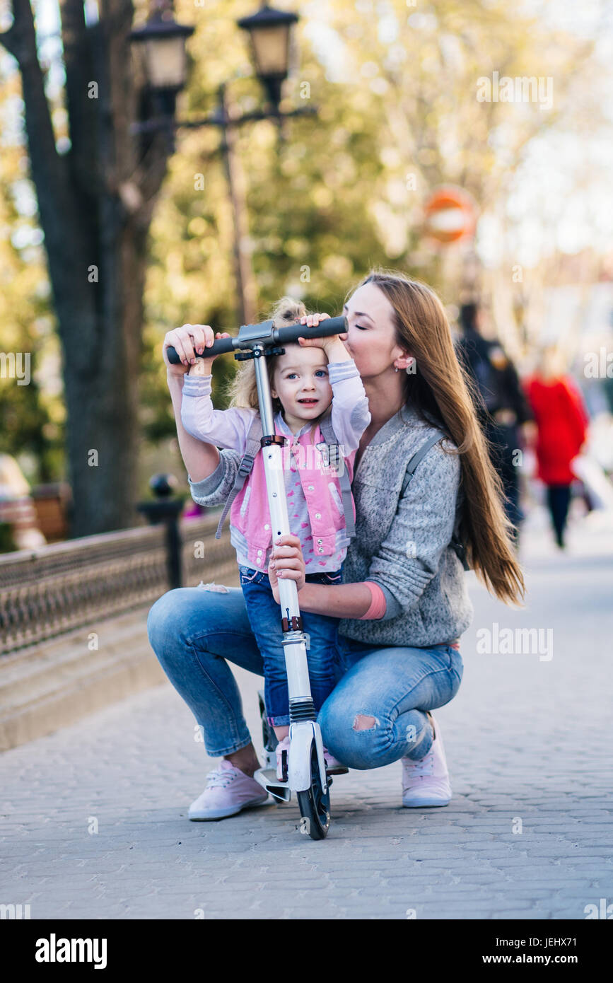 Mère et fille sur un scooter Banque D'Images