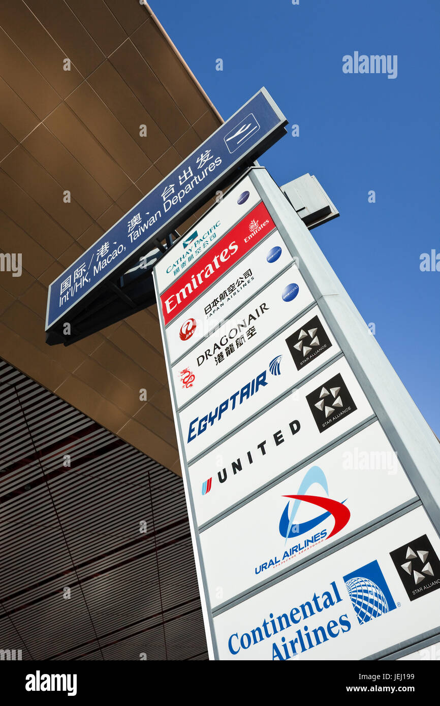 BEIJING – DEC. 9. Panneau avec logos de compagnies aériennes à l'aéroport de Beijing Capital. Il est devenu l'aéroport le plus occupé d'Asie en termes de trafic de passagers. Banque D'Images