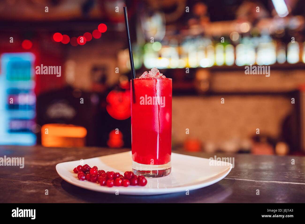 Dans un verre de jus de canneberges sur une assiette blanche décorée de Cranberry. Banque D'Images