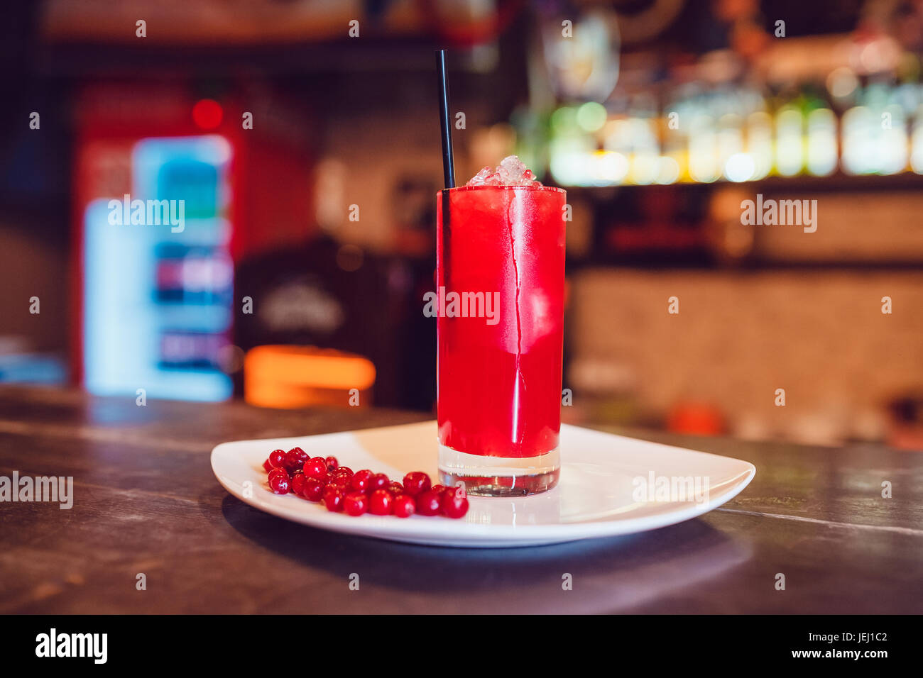 Dans un verre de jus de canneberges sur une assiette blanche décorée de Cranberry. Banque D'Images