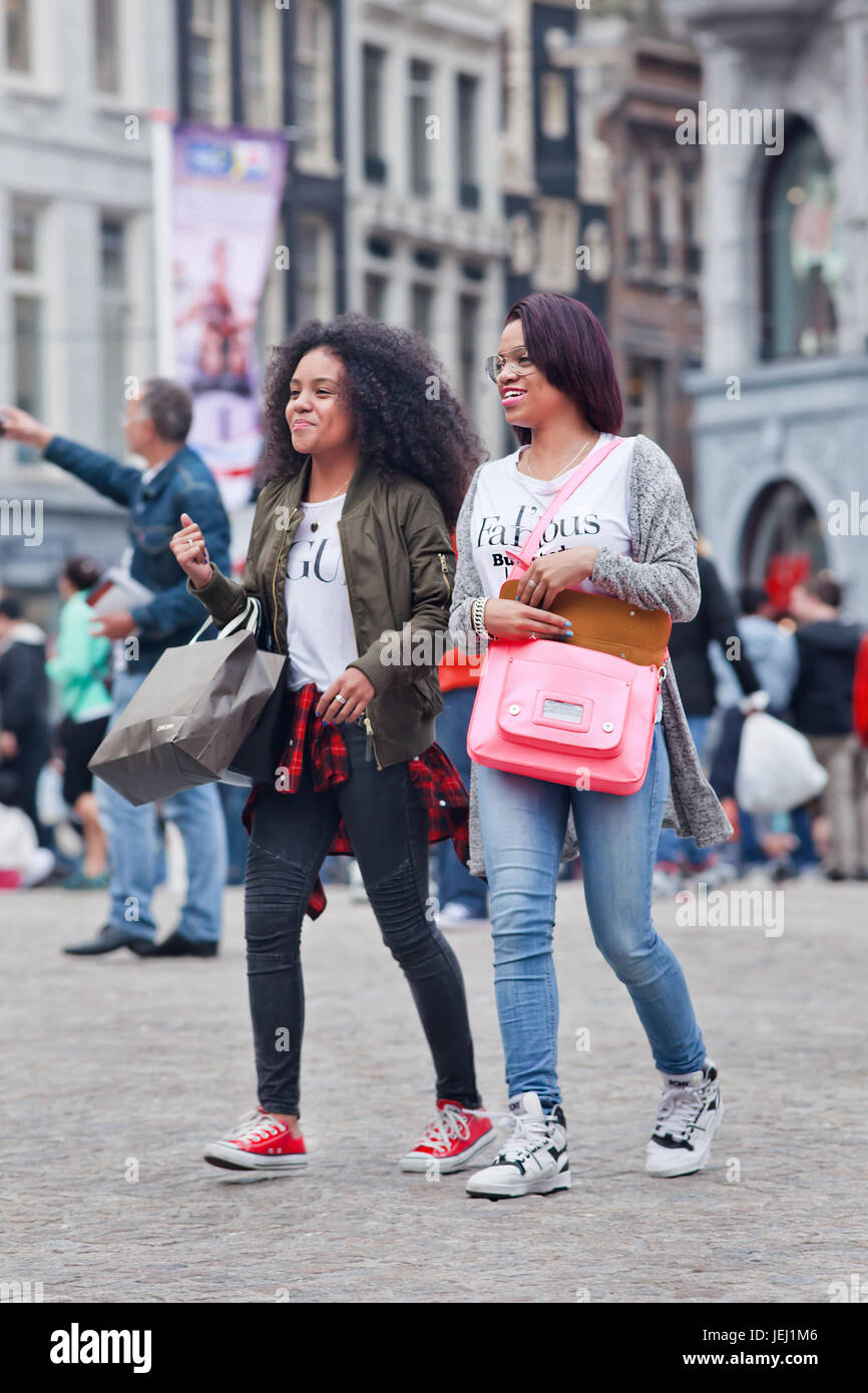 AMSTERDAM-AOÛT. 26, 2014. Deux jeunes filles exotiques marchent sur la place Dam. Selon le conseil municipal d'Amsterdam, 177 nationalités différentes résident dans la ville. Banque D'Images