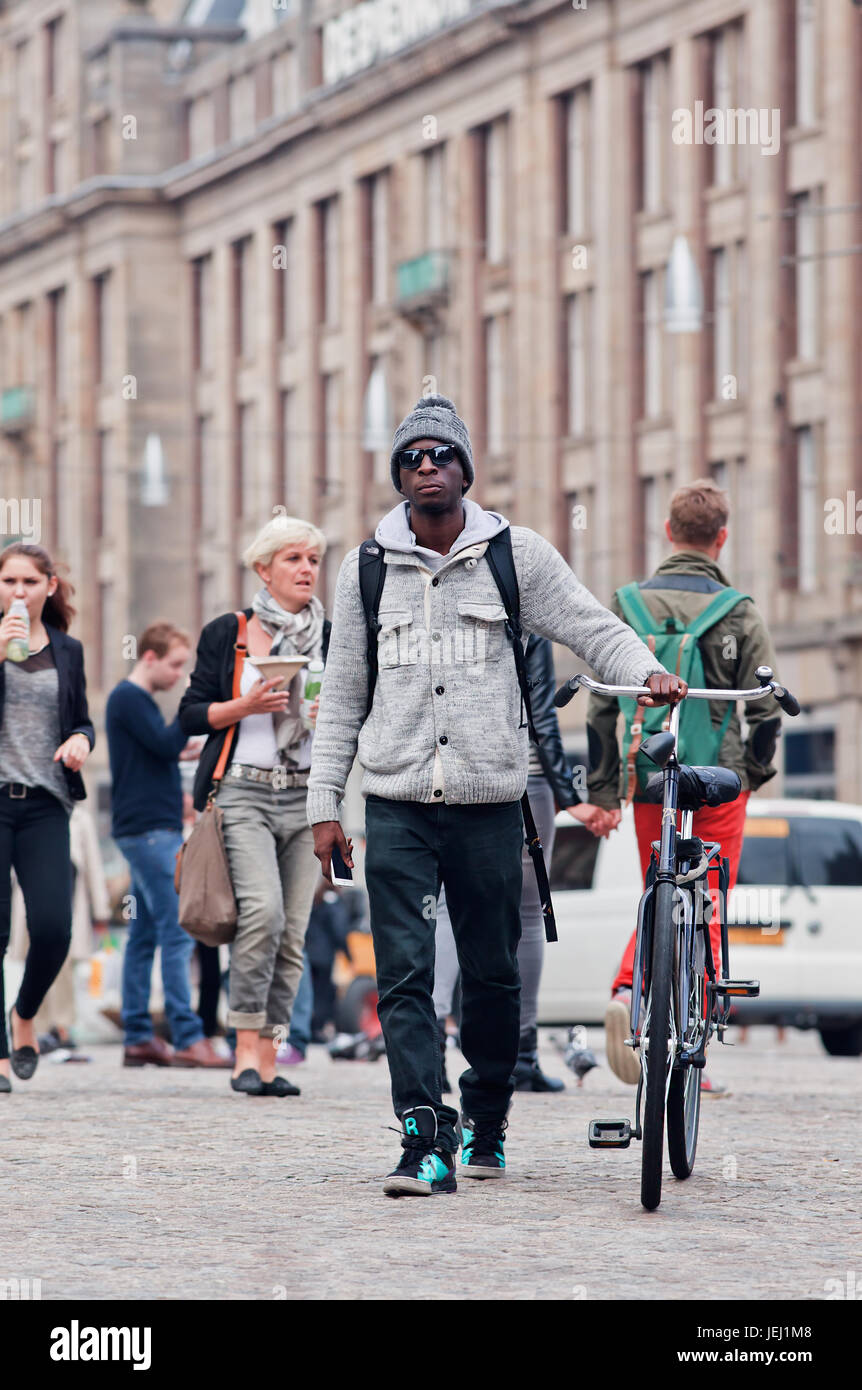 AMSTERDAM-26 AOÛT 2014. Jeune afro sur la place du Dam. Selon le conseil municipal d'Amsterdam, 177 nationalités différentes résident dans la ville. Banque D'Images