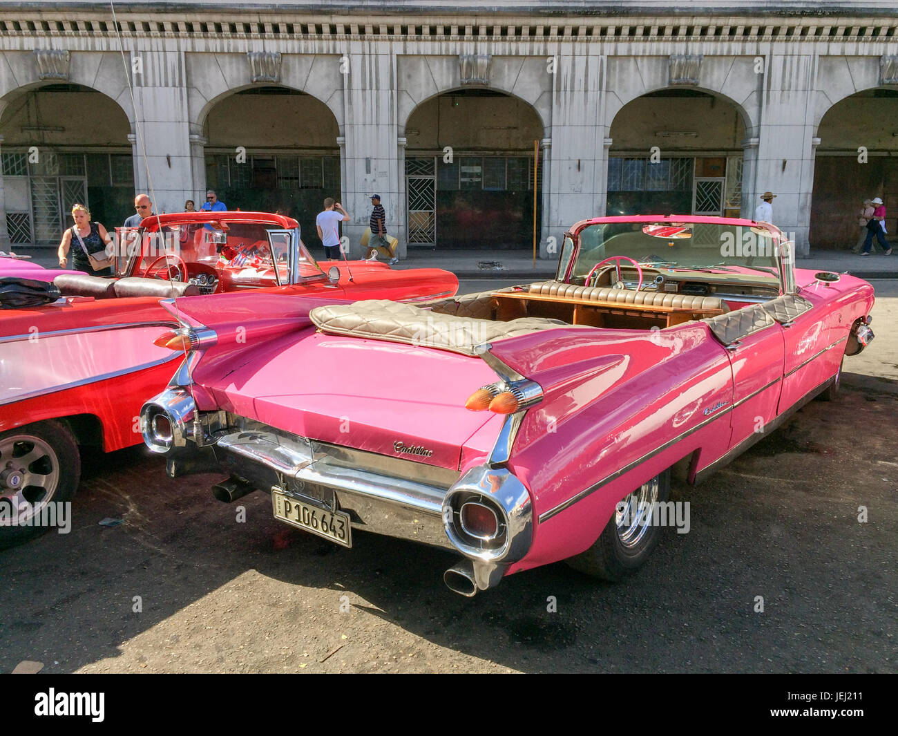 La HAVANE, CUBA - AVRIL 18 : touristes admirant vintage american classic voitures garées à La Havane, le 18 avril 2016 à La Havane Banque D'Images