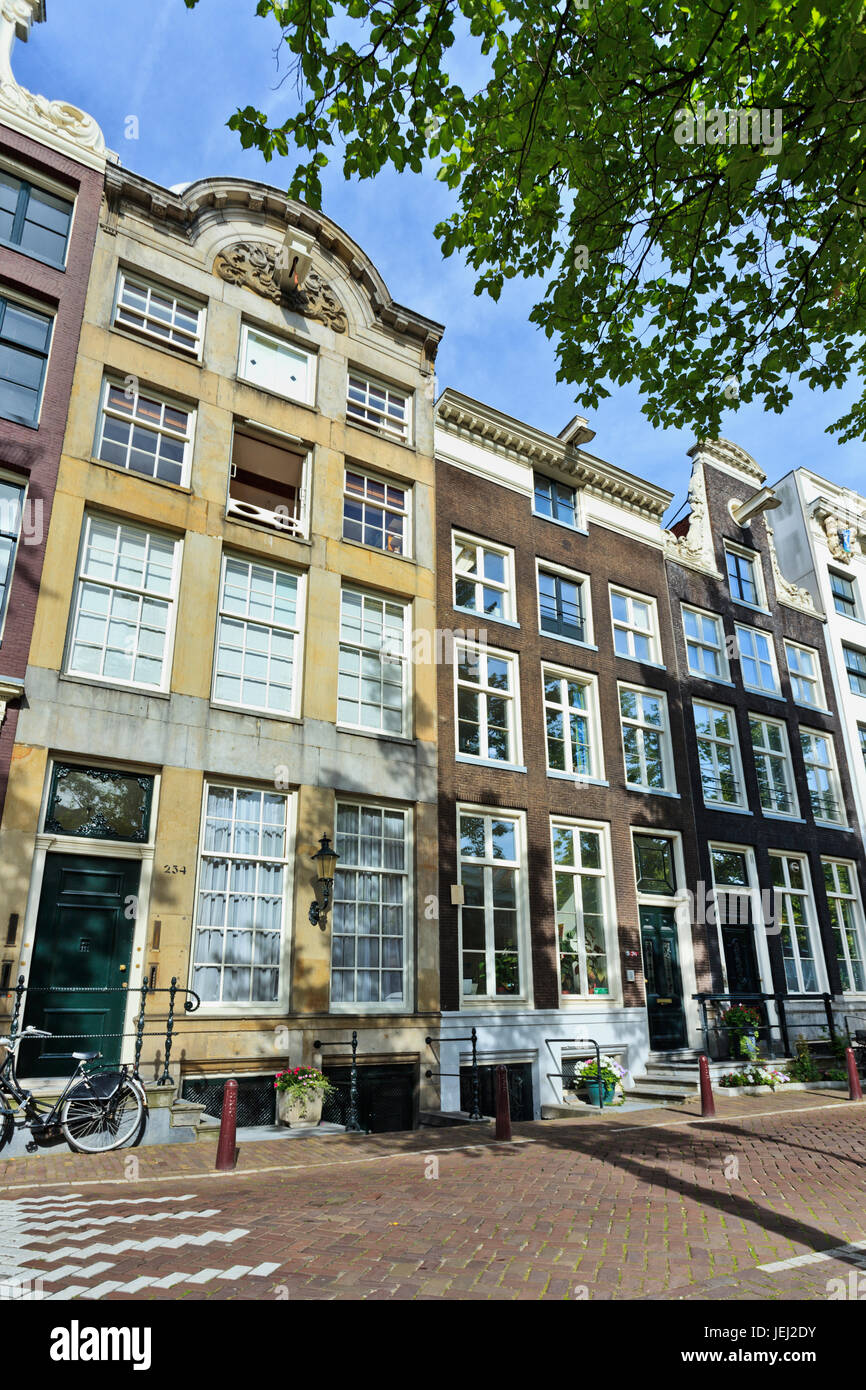 AMSTERDAM-AOÛT. 18, 2012. Ancienne demeure à pignons Amsterdam, connue sous le nom de Venise du Nord, sa ceinture de canal a finalement été ajoutée à la liste du patrimoine mondial. Banque D'Images
