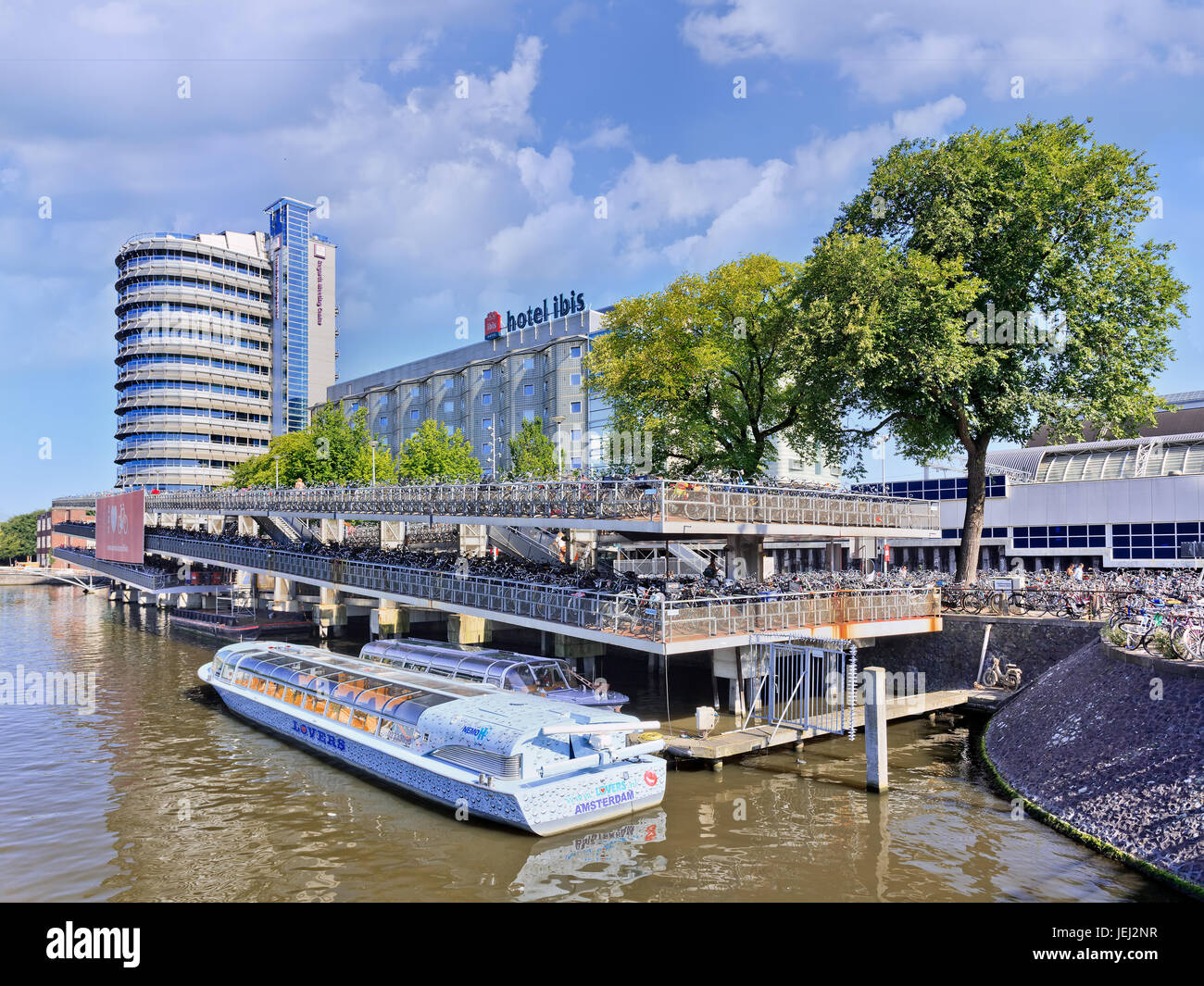 AMSTERDAM-AOÛT. 19, 2012. Centre de réunion Regardz avec parking pour  vélos. Il est situé près de l'hôtel Ibis Photo Stock - Alamy