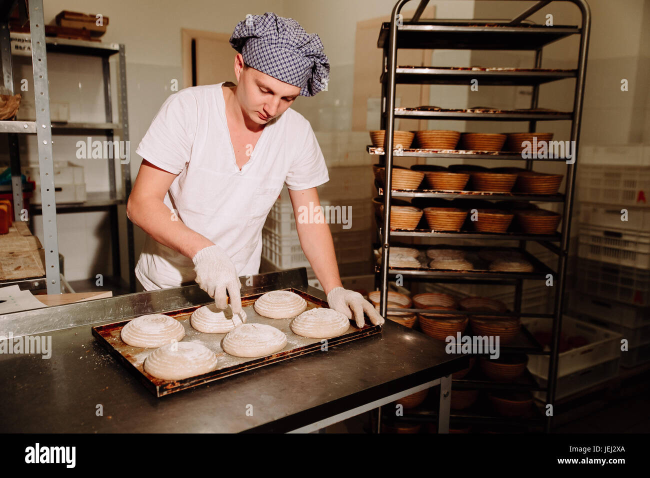 Faire cuire la pâte en forme de sexe masculin pour la cuisson du pain Banque D'Images