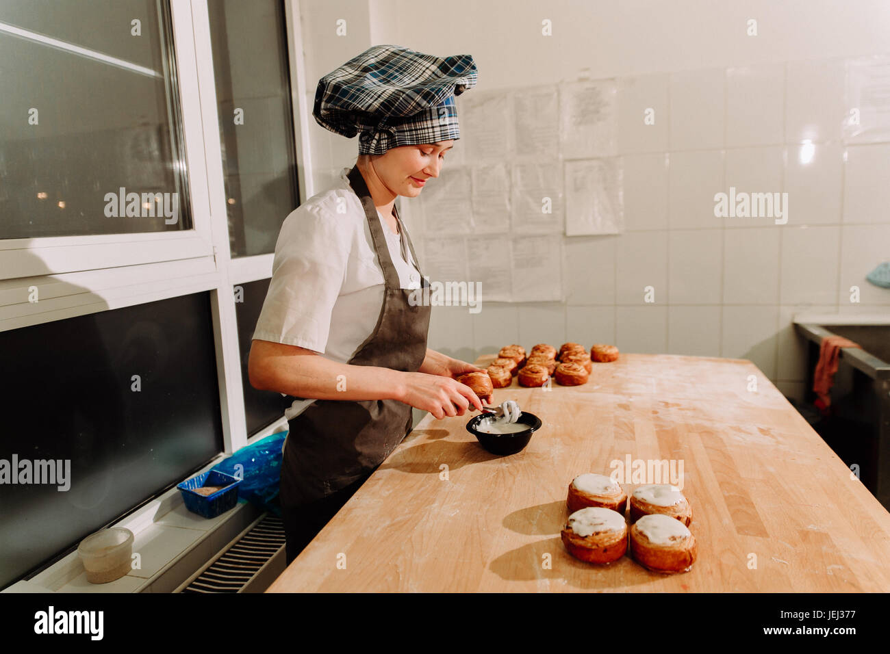 La cannelle saupoudré avec du glaçage Banque D'Images