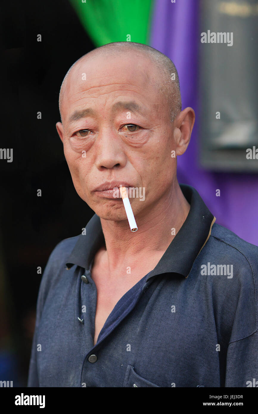 PÉKIN – MAI 21. Chinois plus ancien avec cigarette. Au total, 320 millions d'adultes, soit 31 pour cent de la population adulte, fument en Chine. Banque D'Images