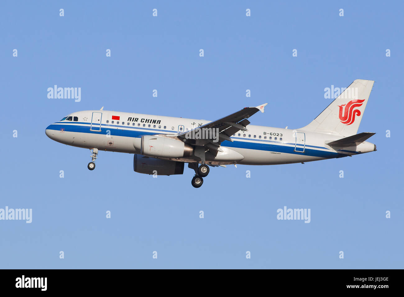 PÉKIN-13 MARS 2015. Air China B-6023 Airbus A-319-100 atterrissage à BCIA. La famille Airbus A320 comprend les modèles A318, A319, A320 et A321. Banque D'Images