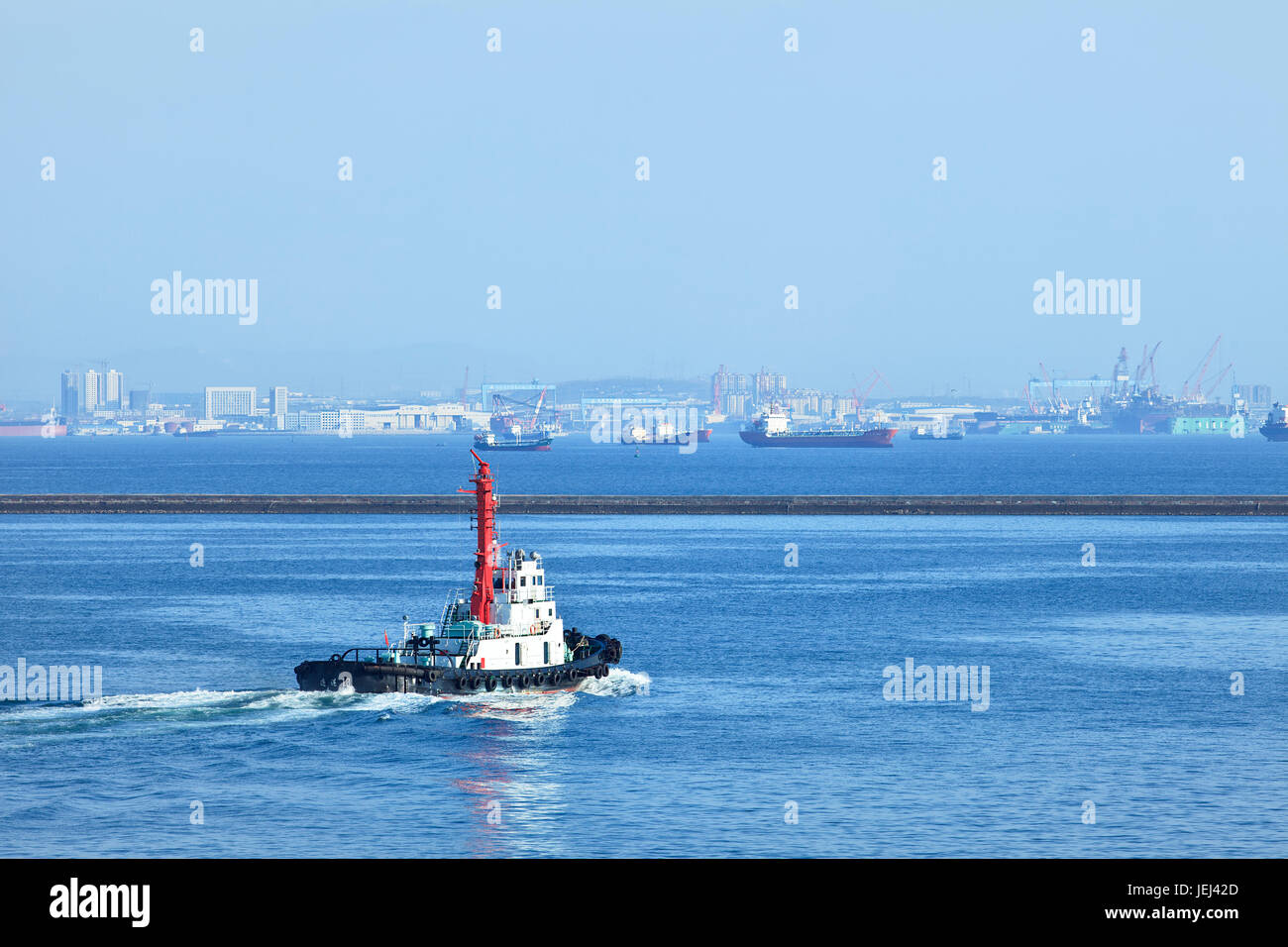 DALIAN-CHINE-NOV 3. Remorqueur dans le port de Dalian dans la province de Liaoning. C'est le port le plus au nord de la Chine sans glace. Banque D'Images