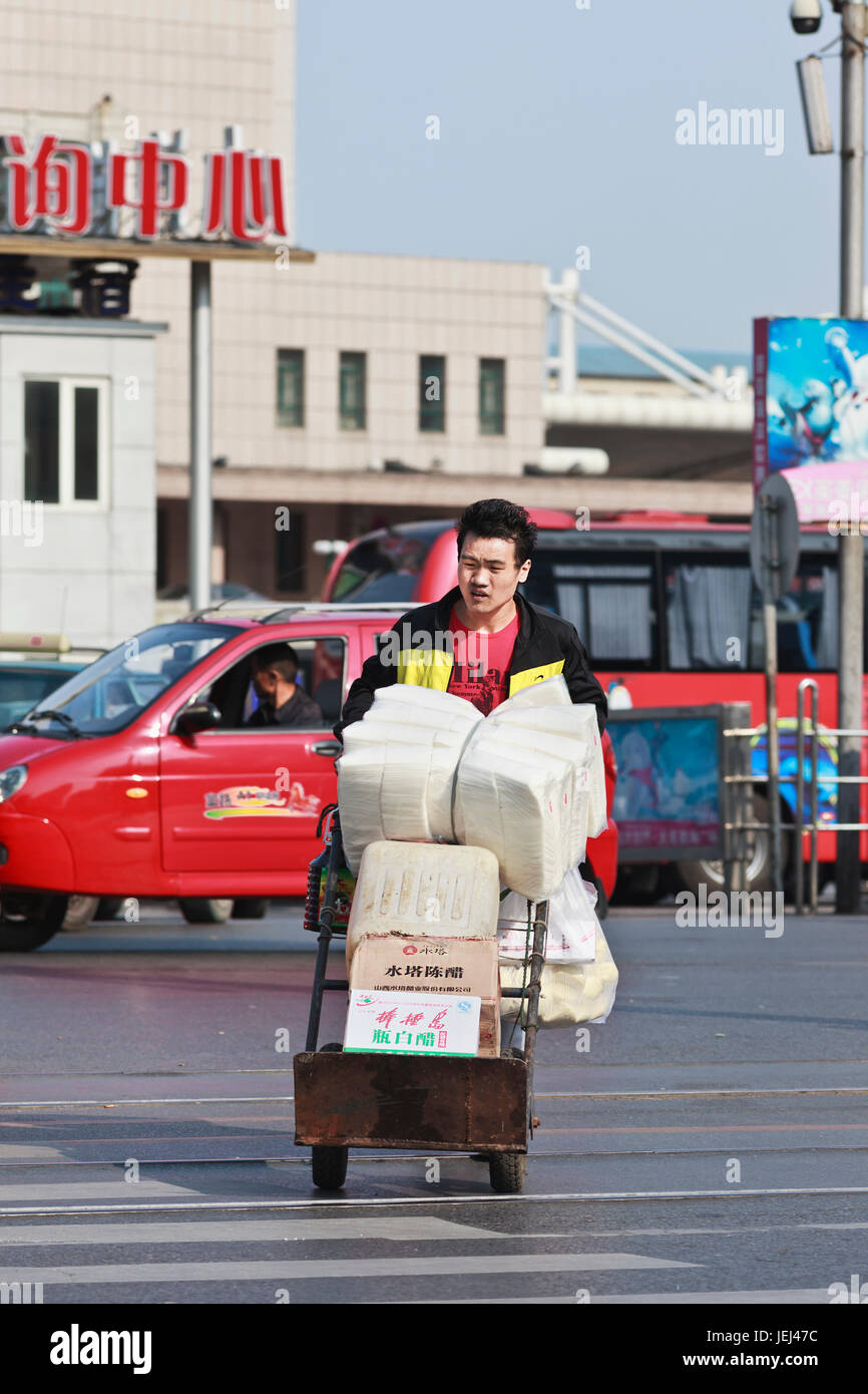 DALIAN-CHINE-OCT. 14, 2012. Porteur ferroviaire. Le terme «cool» a également été utilisé en Chine pour les porteurs. Aujourd'hui, il y a encore des porteurs dans les stations. Banque D'Images