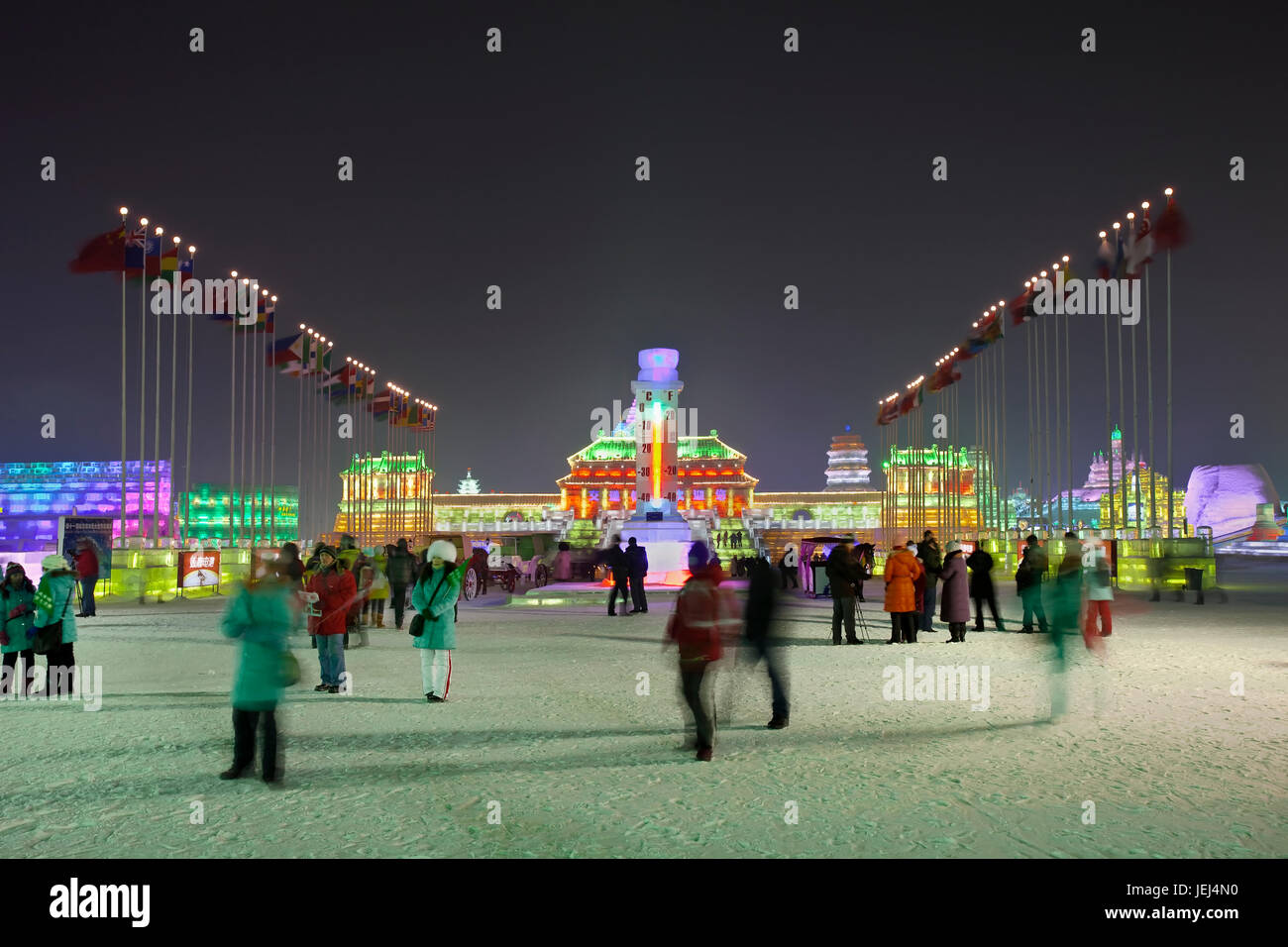 HARBIN-CHINE, JAN. 17, 2010. Visiteurs au Harbin Ice Sculpture Festival annuel. Il est l’un des quatre plus grands festivals de glace et de neige au monde. Banque D'Images