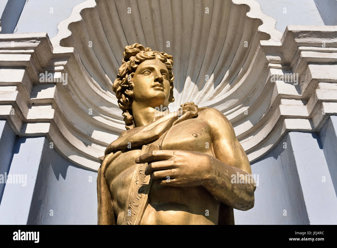 La Grèce ancienne dieu mâle, partie d'un buildingl colonial orné Banque D'Images