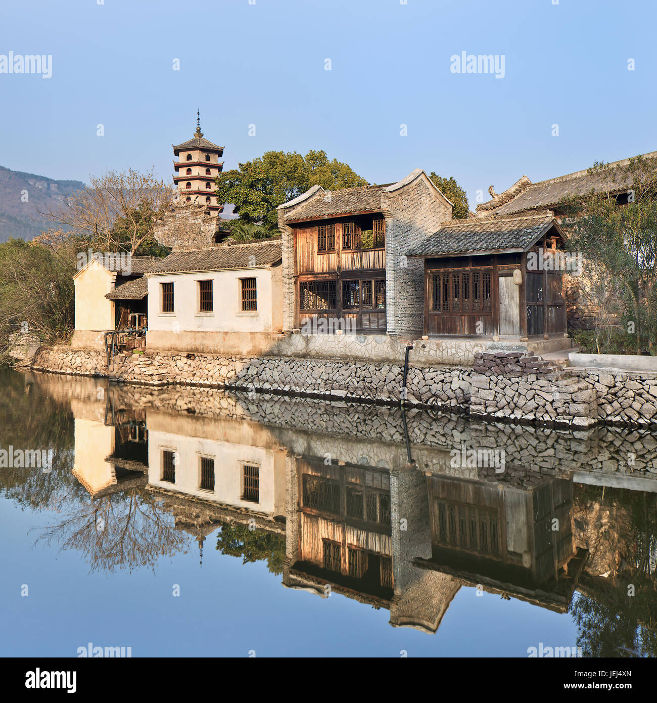 Ancienne maison chinoise blanche se reflète dans un canal tranquille, Hengdian Wold Studios, Hengdian, Chine Banque D'Images