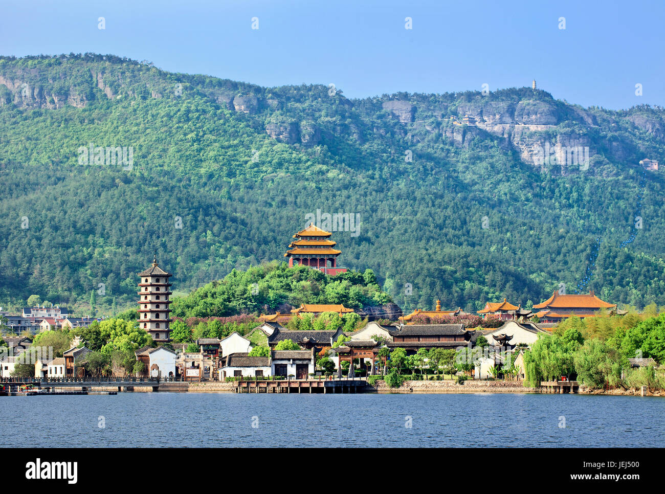 Ancien village chinois au bord d'un lac idyllique, Hengdian World Studios, Hengdian, Chine Banque D'Images Ancien village chinois au bord d'un lac idyllique, Hengdian World Studios, Hengdian, Chine Banque D'Images