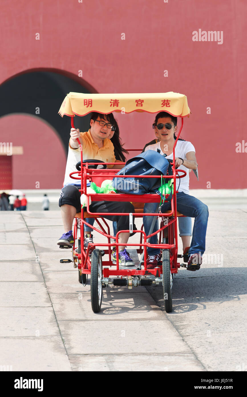 HENGDIAN-CHINE-14 AVRIL 2014. Touristes en voiture de vélo aux studios Hengdian World. Avec 495 995 995 m² la plus grande ville de cinéma d'Asie. Banque D'Images