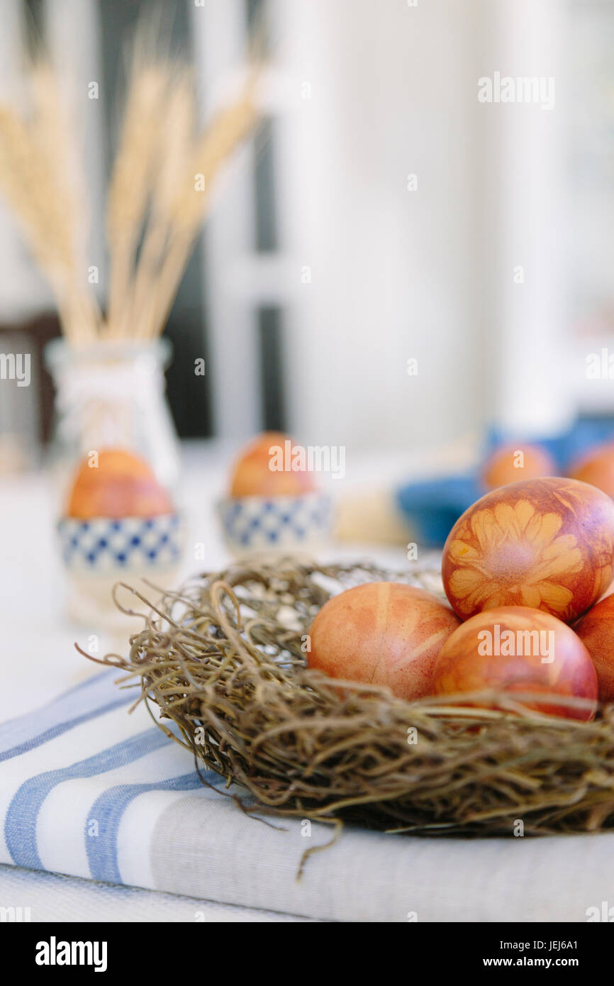 Letton traditionnel pour Pâques oeufs teints naturellement Banque D'Images