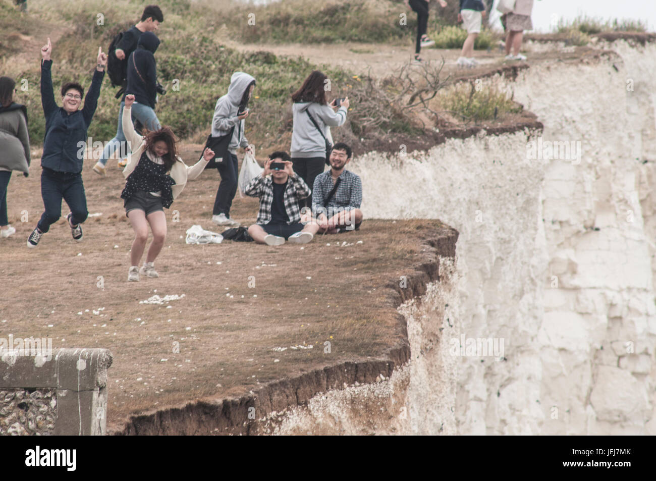 Birling Gap, East Sussex, Royaume-Uni. 25 juin 2017. Ignorant les risques de chutes soudaines le long des falaises de craie. Un vent de rafales élevé est un autre danger.crédit: Banque D'Images