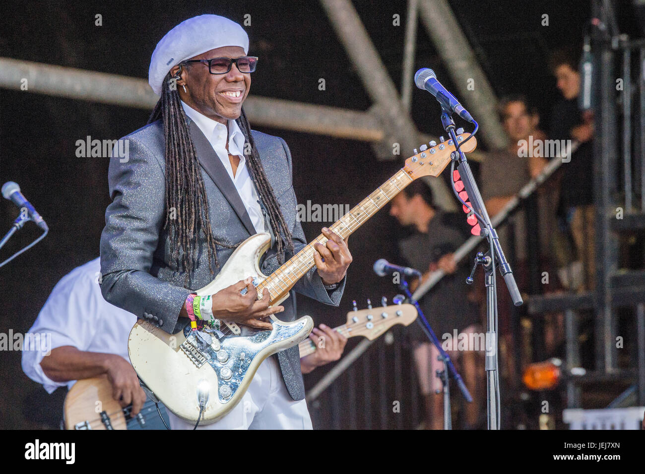 Glastonbury, Royaume-Uni. 25 Juin, 2017. Dirigé par Chic Nile Rodgers jouer la pyramide étape - 2017 Le festival de Glastonbury, digne ferme. Glastonbury, le 25 juin 2017 Crédit : Guy Bell/Alamy Live News Banque D'Images