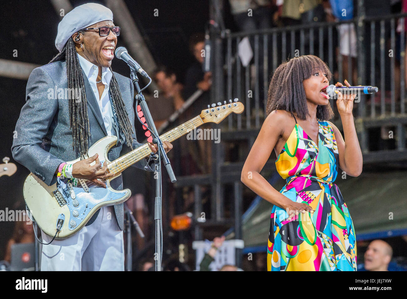 Glastonbury, Royaume-Uni. 25 Juin, 2017. Dirigé par Chic Nile Rodgers jouer la pyramide étape - 2017 Le festival de Glastonbury, digne ferme. Glastonbury, le 25 juin 2017 Crédit : Guy Bell/Alamy Live News Banque D'Images