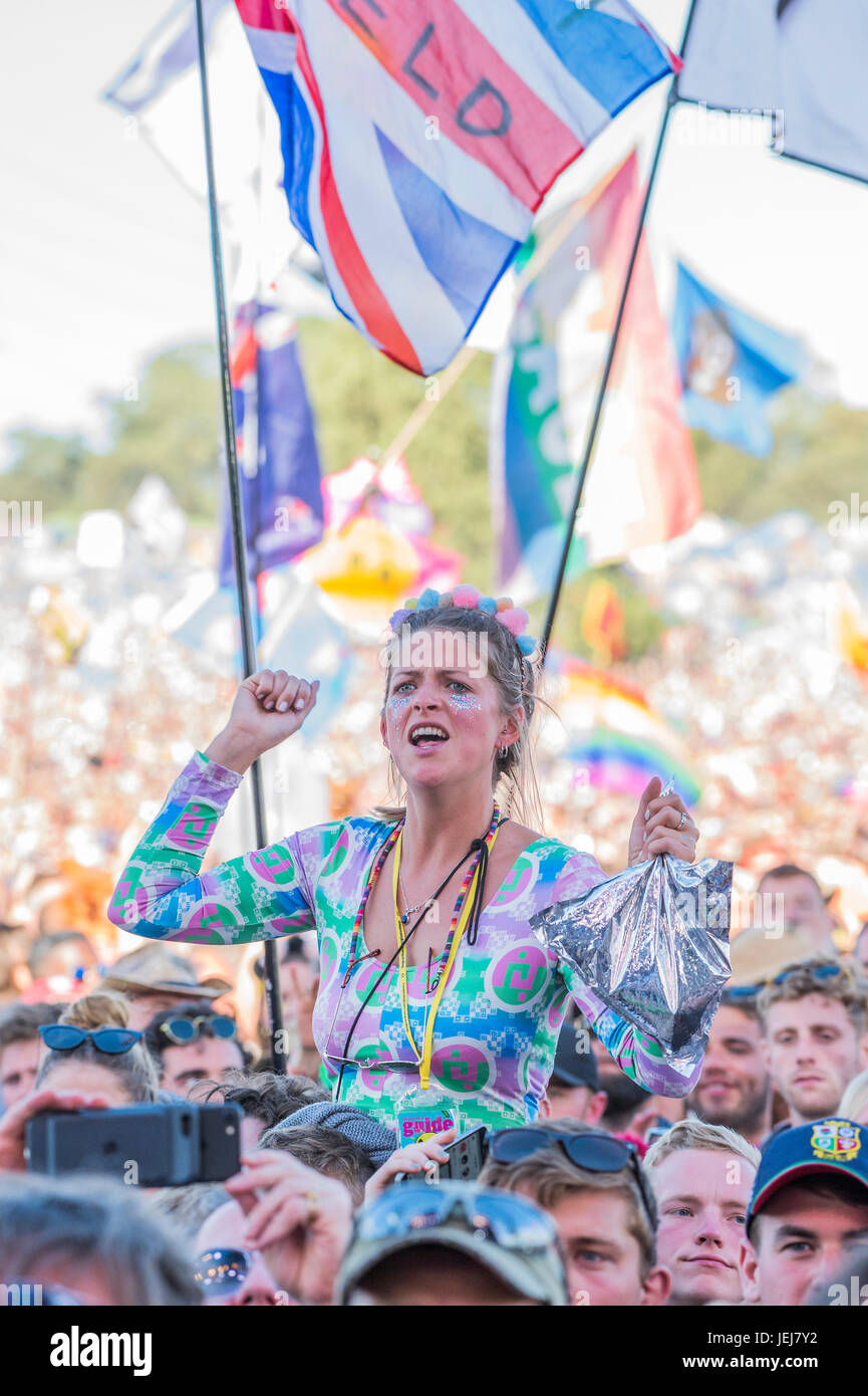 Glastonbury, Royaume-Uni. 25 Juin, 2017. Dirigé par Chic Nile Rodgers jouer la pyramide étape - 2017 Le festival de Glastonbury, digne ferme. Glastonbury, le 25 juin 2017 Crédit : Guy Bell/Alamy Live News Banque D'Images