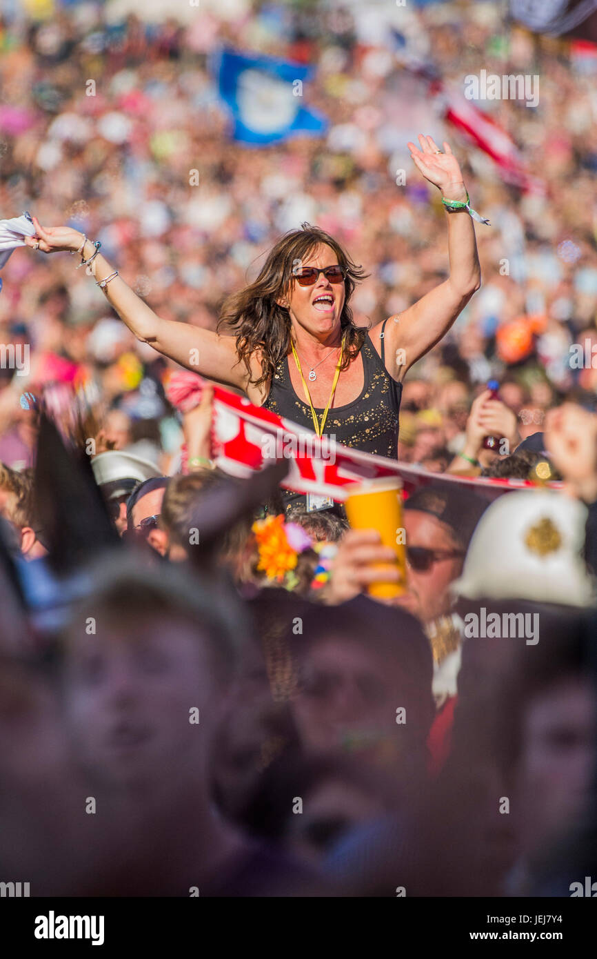 Glastonbury, Royaume-Uni. 25 Juin, 2017. Dirigé par Chic Nile Rodgers jouer la pyramide étape - 2017 Le festival de Glastonbury, digne ferme. Glastonbury, le 25 juin 2017 Crédit : Guy Bell/Alamy Live News Banque D'Images