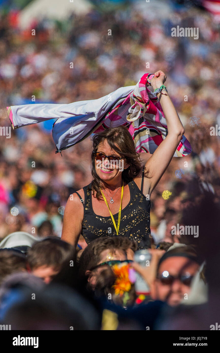 Glastonbury, Royaume-Uni. 25 Juin, 2017. Dirigé par Chic Nile Rodgers jouer la pyramide étape - 2017 Le festival de Glastonbury, digne ferme. Glastonbury, le 25 juin 2017 Crédit : Guy Bell/Alamy Live News Banque D'Images