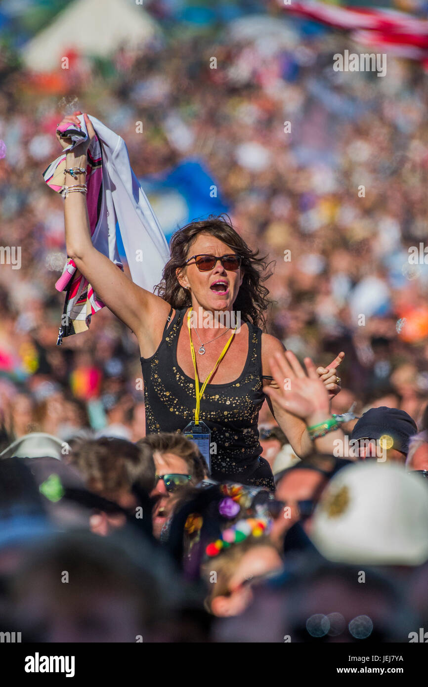 Glastonbury, Royaume-Uni. 25 Juin, 2017. Dirigé par Chic Nile Rodgers jouer la pyramide étape - 2017 Le festival de Glastonbury, digne ferme. Glastonbury, le 25 juin 2017 Crédit : Guy Bell/Alamy Live News Banque D'Images