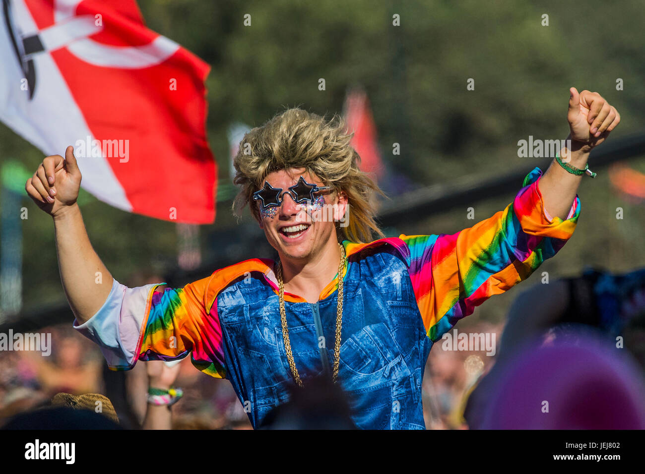 Glastonbury, Royaume-Uni. 25 Juin, 2017. Dirigé par Chic Nile Rodgers jouer la pyramide étape - 2017 Le festival de Glastonbury, digne ferme. Glastonbury, le 25 juin 2017 Crédit : Guy Bell/Alamy Live News Banque D'Images