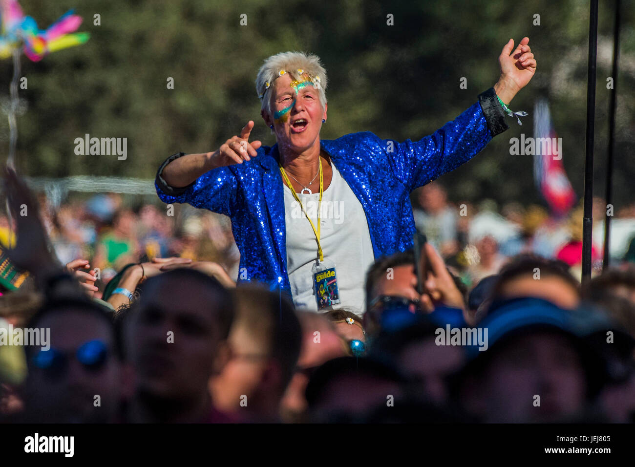 Glastonbury, Royaume-Uni. 25 Juin, 2017. Dirigé par Chic Nile Rodgers jouer la pyramide étape - 2017 Le festival de Glastonbury, digne ferme. Glastonbury, le 25 juin 2017 Crédit : Guy Bell/Alamy Live News Banque D'Images