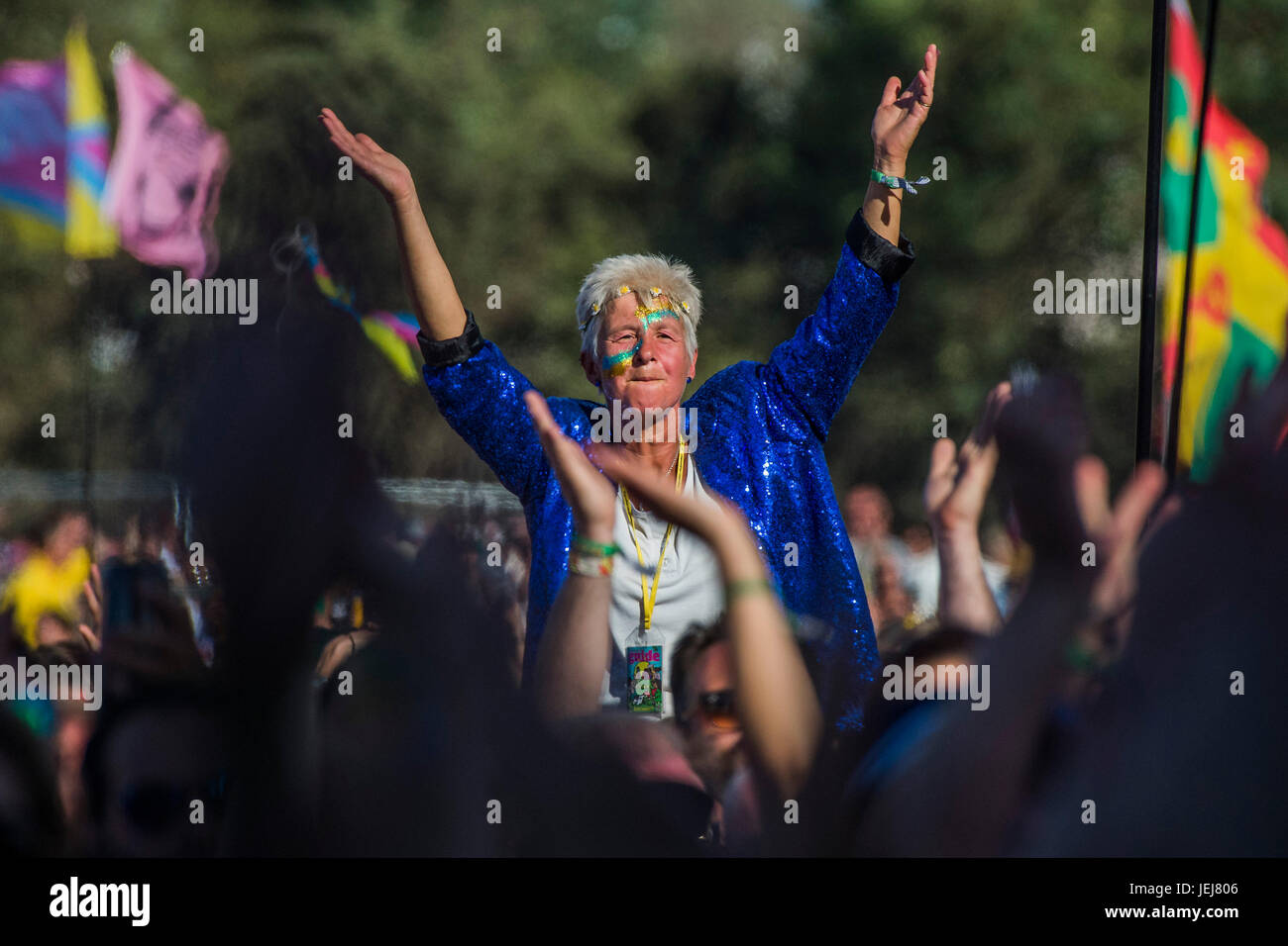 Glastonbury, Royaume-Uni. 25 Juin, 2017. Dirigé par Chic Nile Rodgers jouer la pyramide étape - 2017 Le festival de Glastonbury, digne ferme. Glastonbury, le 25 juin 2017 Crédit : Guy Bell/Alamy Live News Banque D'Images