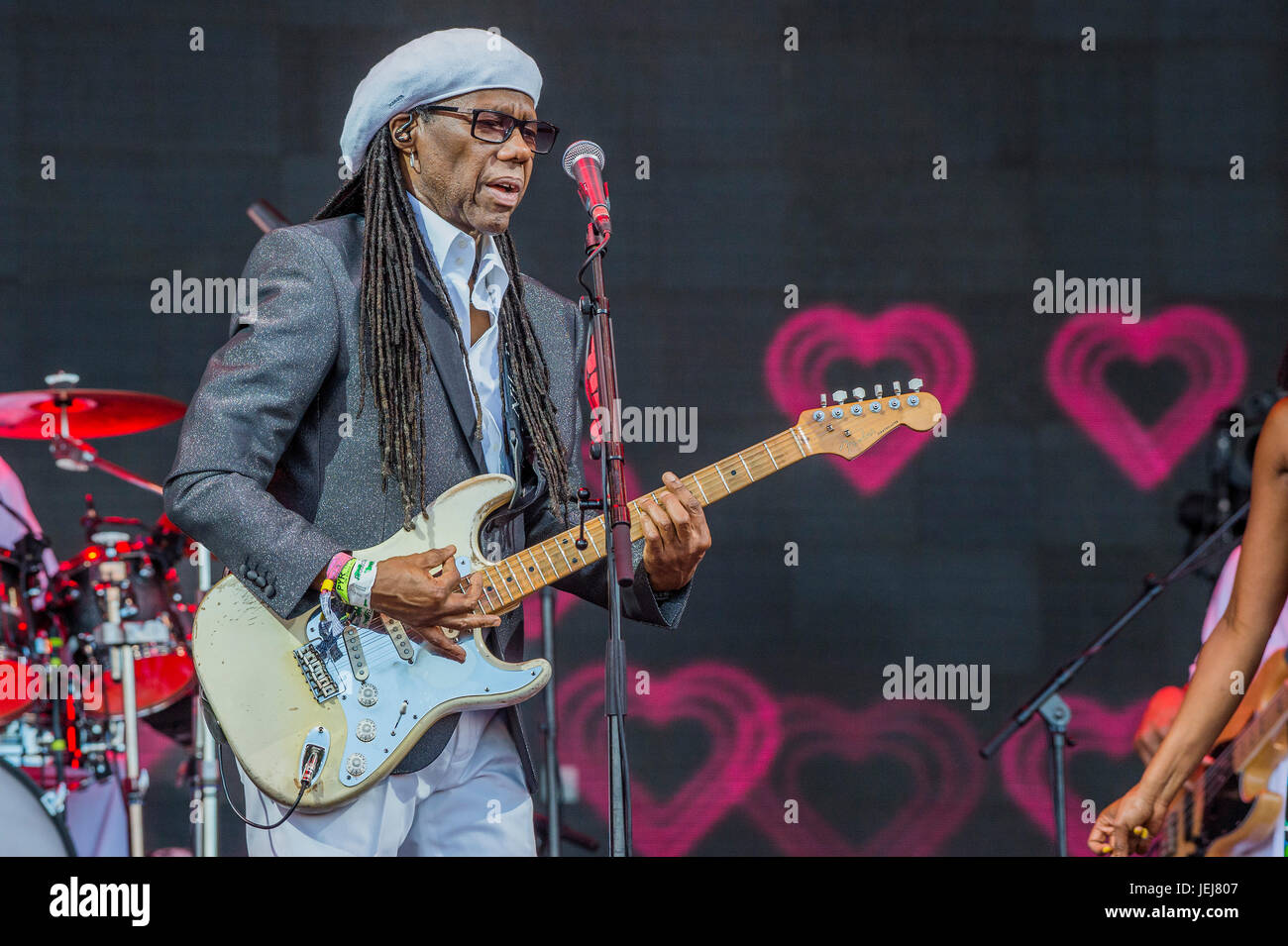 Glastonbury, Royaume-Uni. 25 Juin, 2017. Dirigé par Chic Nile Rodgers jouer la pyramide étape - 2017 Le festival de Glastonbury, digne ferme. Glastonbury, le 25 juin 2017 Crédit : Guy Bell/Alamy Live News Banque D'Images