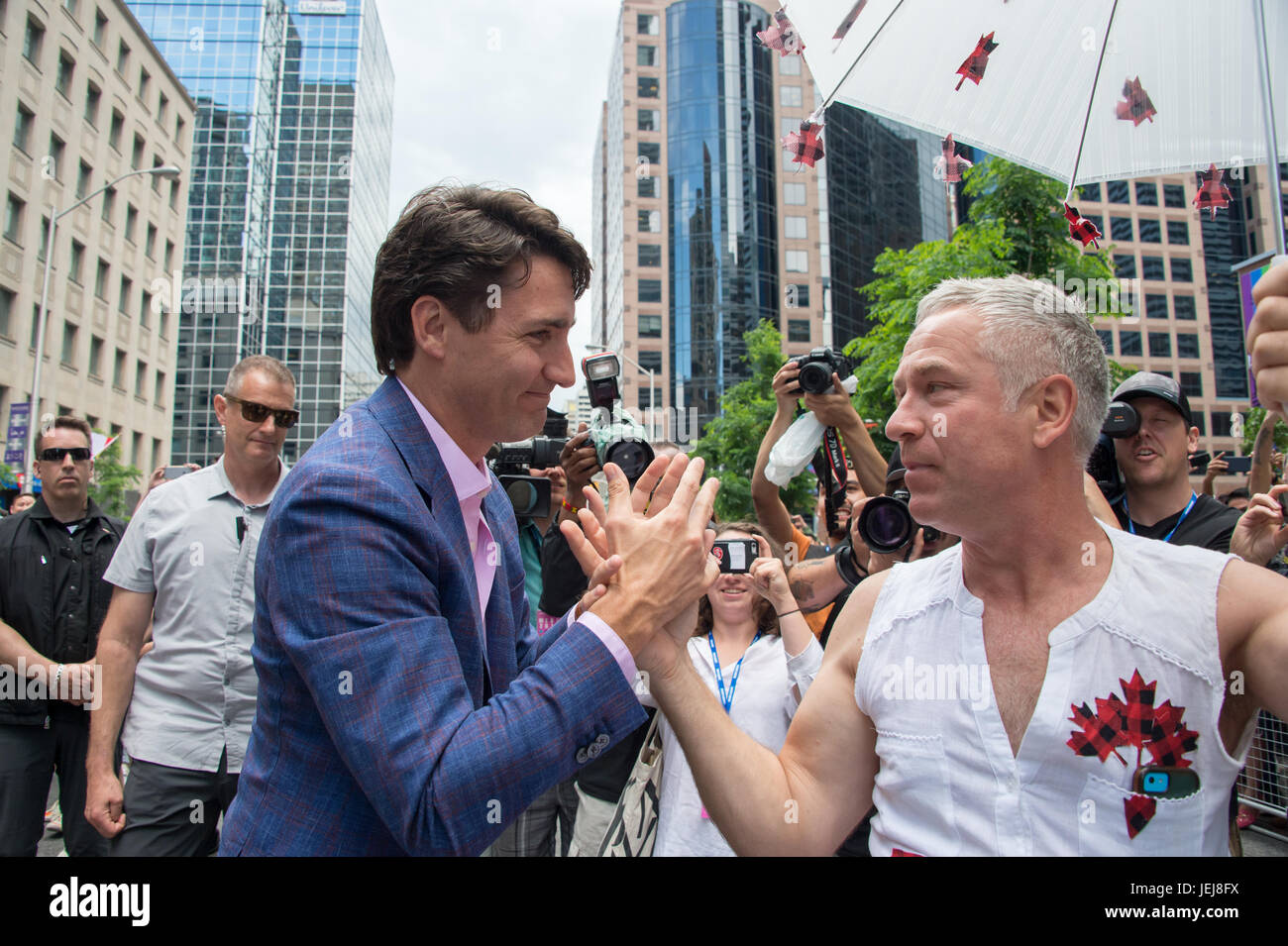 Toronto, Canada. 25 juin 2017. Le premier ministre du Canada, Justin Trudeau ventilateur accueille Jamie Godin Crédit : Marc Bruxelles/Alamy Live News Banque D'Images