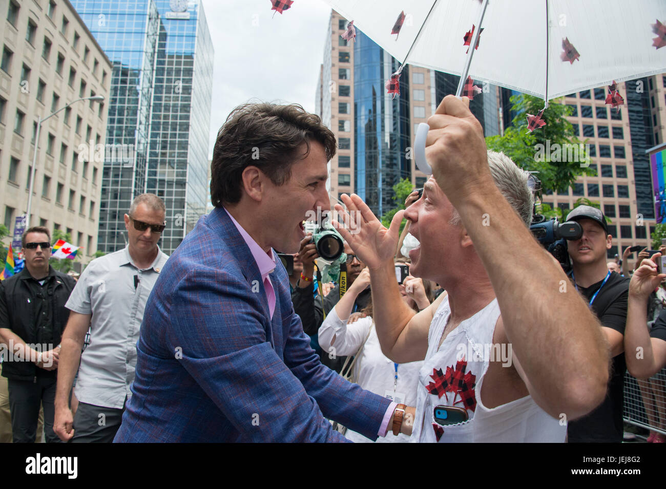 Toronto, Canada. 25 juin 2017. Le premier ministre du Canada, Justin Trudeau ventilateur accueille Jamie Godin Crédit : Marc Bruxelles/Alamy Live News Banque D'Images