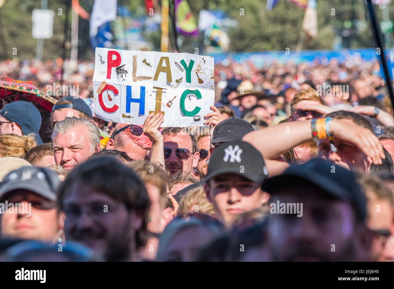 Glastonbury, Royaume-Uni. 25 Juin, 2017. Jouer la scène Pyramide Chic - Le festival de Glastonbury en 2017, digne ferme. Glastonbury, le 25 juin 2017 Crédit : Guy Bell/Alamy Live News Banque D'Images