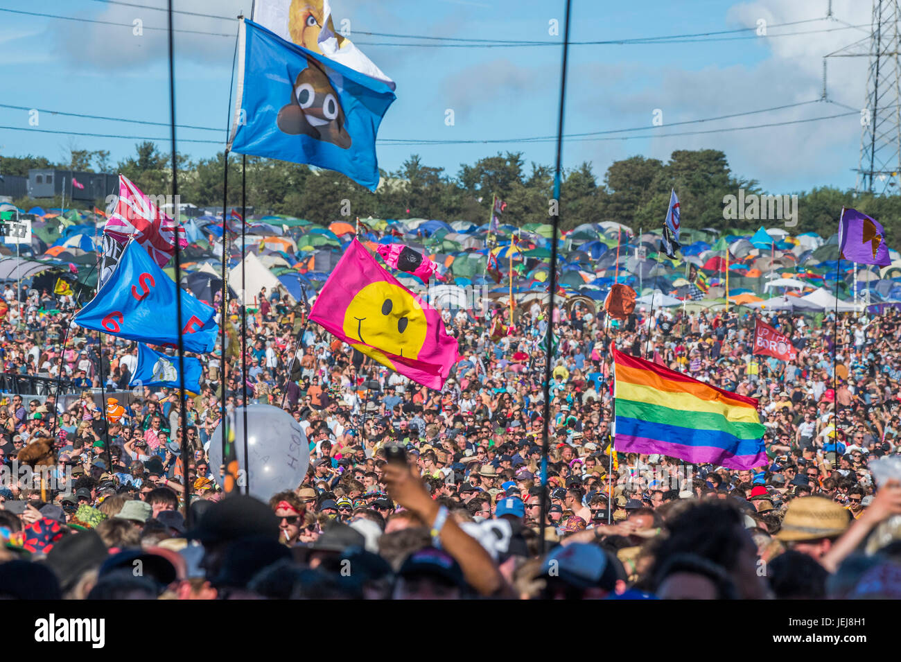 Glastonbury, Royaume-Uni. 25 Juin, 2017. Jouer la scène Pyramide Chic - Le festival de Glastonbury en 2017, digne ferme. Glastonbury, le 25 juin 2017 Crédit : Guy Bell/Alamy Live News Banque D'Images