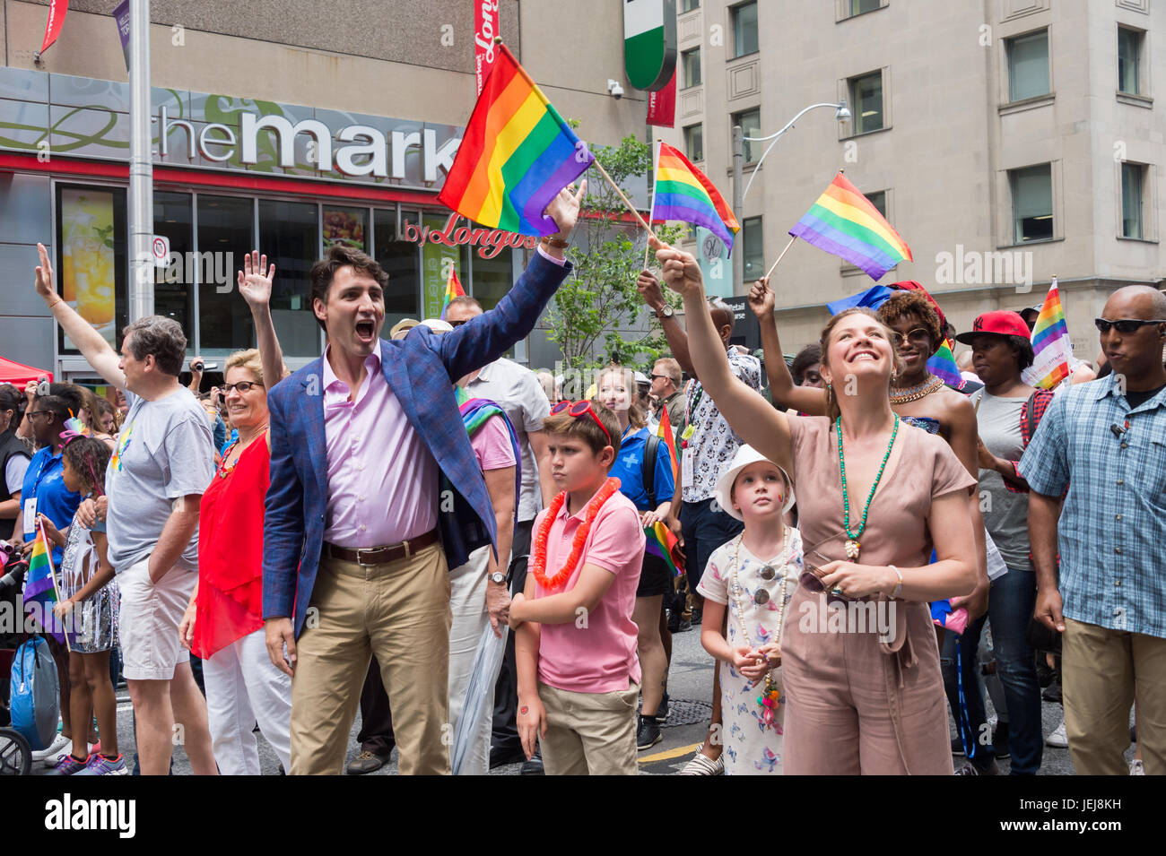 Toronto, Canada. 25 juin 2017. Le premier ministre du Canada, Justin Trudeau et sa famille prennent part à Toronto Pride Parade. Crédit : Marc Bruxelles/Alamy Live News Banque D'Images