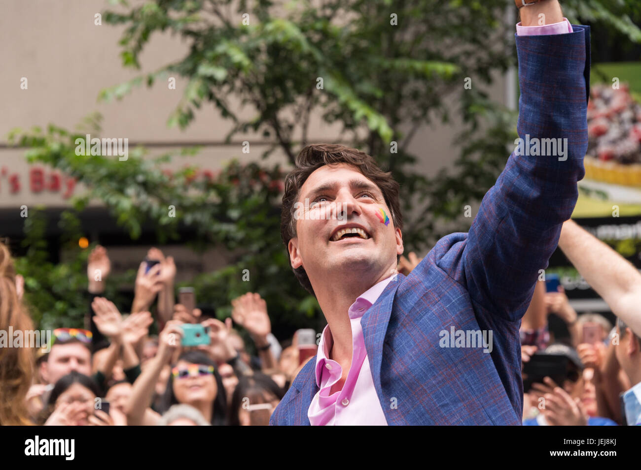 Toronto, Canada. 25 juin 2017. Le premier ministre du Canada, Justin Trudeau et sa famille prennent part à Toronto Pride Parade. Crédit : Marc Bruxelles/Alamy Live News Banque D'Images