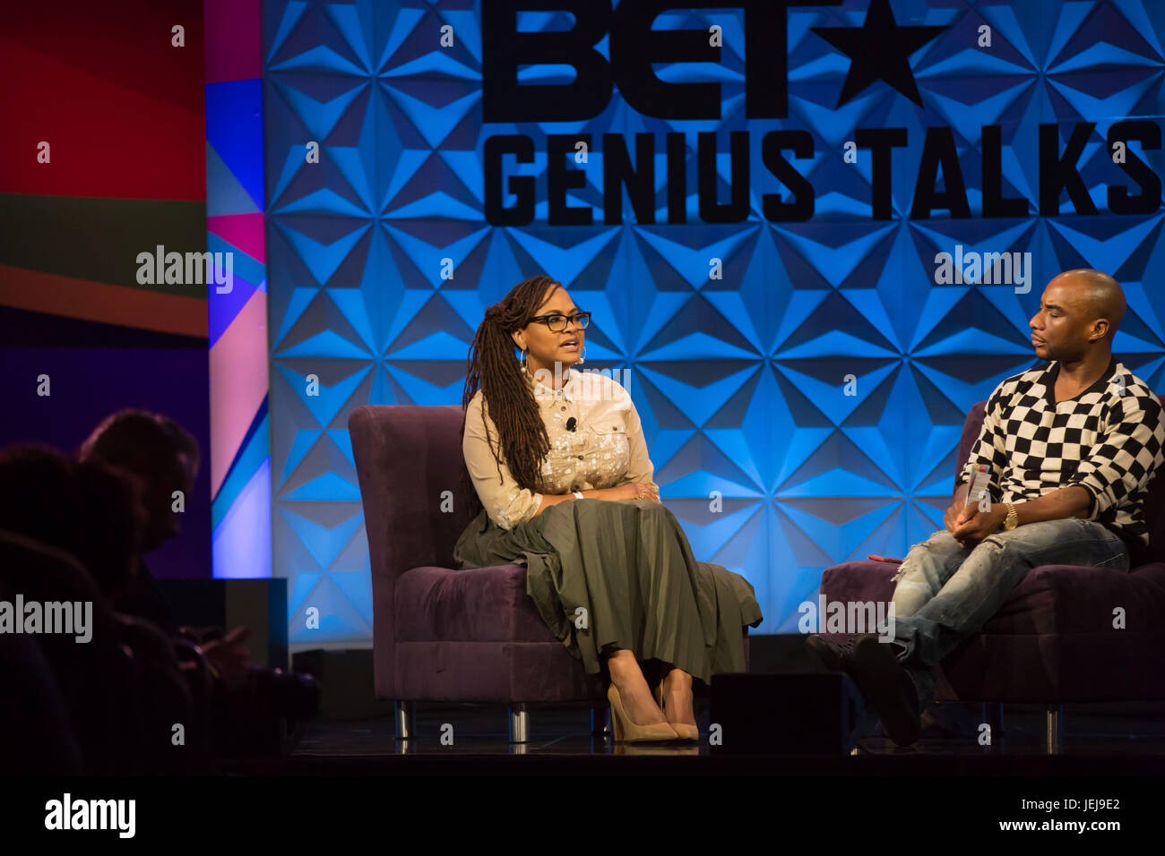 Los Angeles, États-Unis. 24 juin 2017. AVA Duvernay (L) Charlamagne a God Day One Genius Talks, sponsorisé par AT&T, pendant 2017 BET Experience Los Angeles Convention Center juin 24,2017 Los Angeles, Californie. Banque D'Images