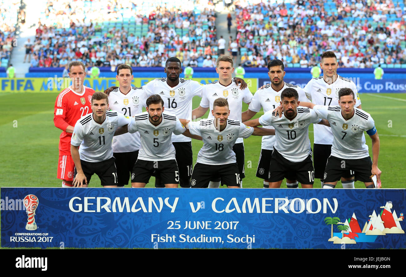 Sochi, Russie. 25 Juin, 2017. Les joueurs de l'Allemagne s'aligner avant le  match du groupe B entre l'Allemagne et le Cameroun de la Coupe des  Confédérations de la FIFA 2017 à Sotchi,