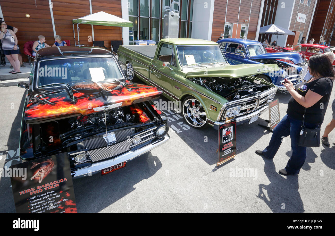 Vancouver, Canada. 25 Juin, 2017. Les gens regardent automobiles affiché lors de l'exposition et cirées car show à Vancouver, Canada, le 25 juin, 2017. Le car show présenté plus d'une centaine de classiques plus rares, historiques et boissons afin de recueillir des fonds pour les enfants atteints d'autisme. Credit : Liang Sen/Xinhua/Alamy Live News Banque D'Images