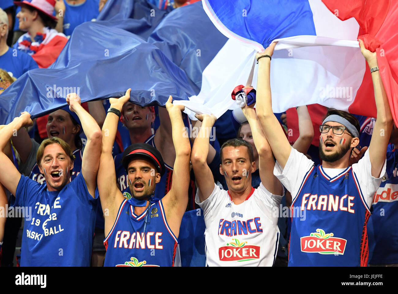 Fans français célébrer au cours de l'Europe de la FIBA demi-finale du championnat de basket-ball entre la Grèce et la France a joué à Prague, en République tchèque, le samedi, Juin 24th, 2017. (Photo/CTK Katerina Sulova) Banque D'Images