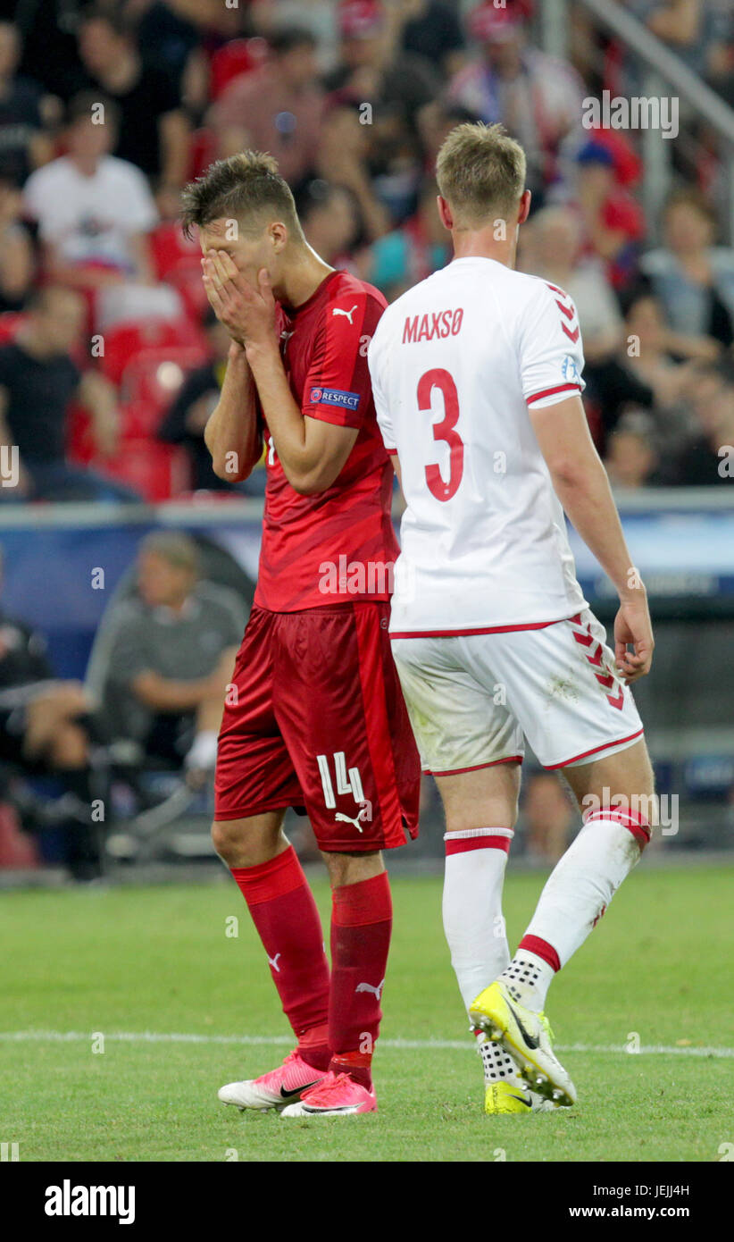 Tychy, Pologne. 24 Juin, 2017. Patrik Schick de République tchèque, à gauche, et Andreas Maxso de Danemark réagir pendant le match République tchèque contre le Danemark au Championnat des moins de 21 ans de l'UEFA 2017 à Tychy, Pologne, 24 juin 2017. Crédit : Petr Sznapka/CTK Photo/Alamy Live News Banque D'Images