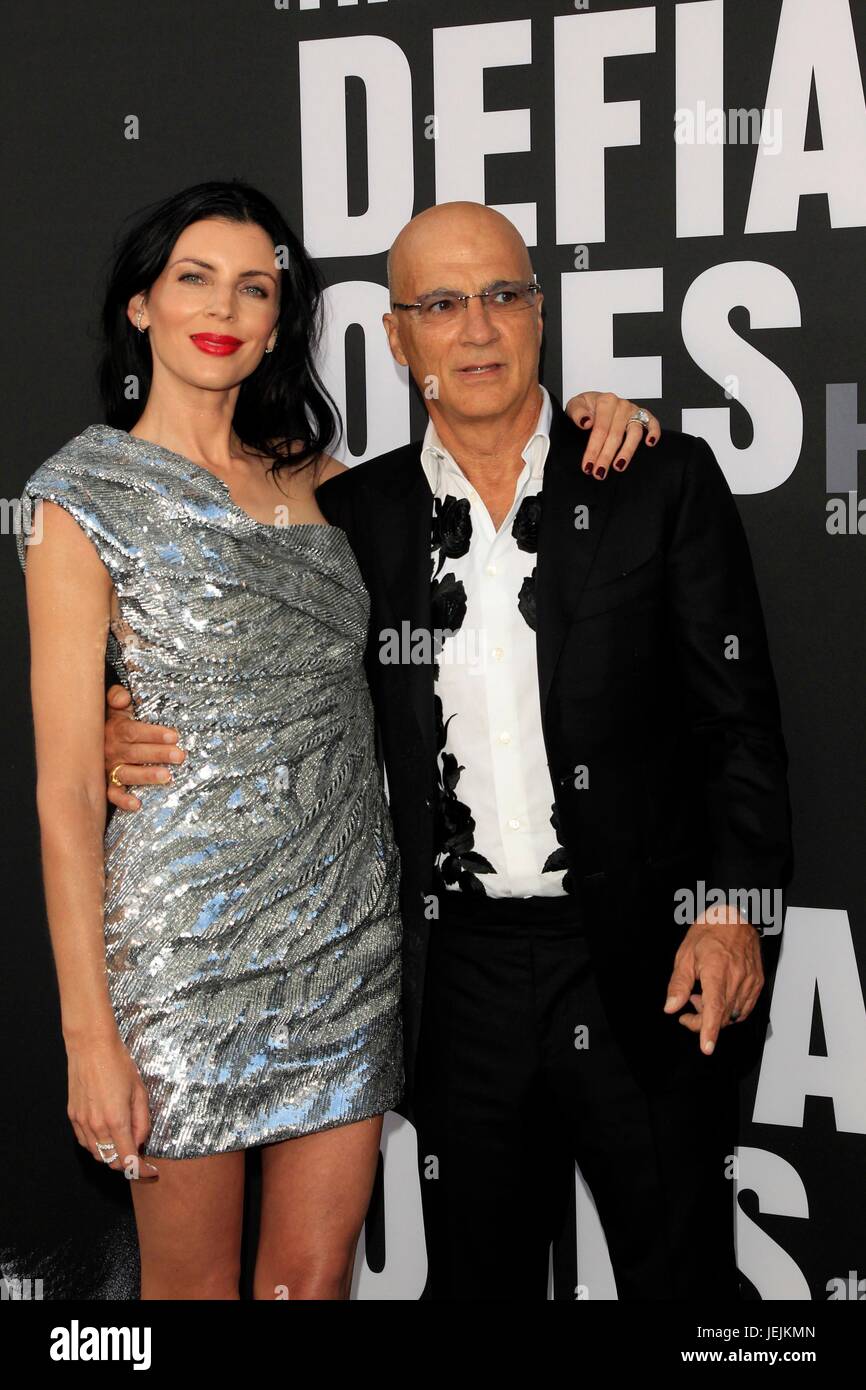 Liberty Ross, Jimmy Iovine aux arrivées pour les renégats, Premiere, Paramount Theatre, Los Angeles, CA, 22 juin 2017. Photo par : Priscilla Grant/Everett Collection Banque D'Images