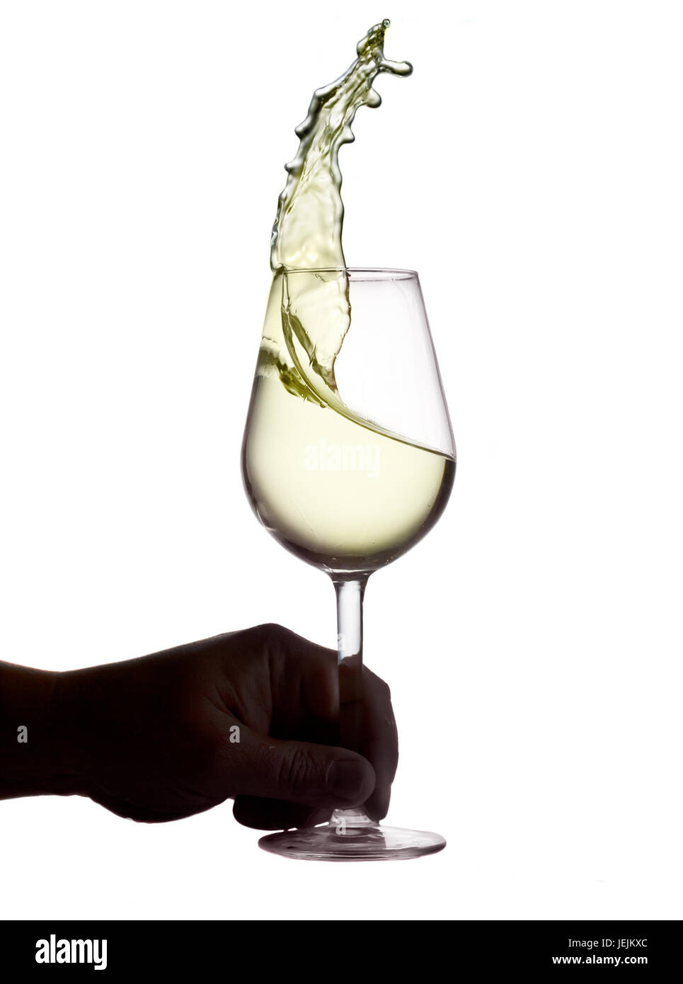 Hnad holding wine glass avec éclaboussures de vin rouge isolé sur fond blanc, concept de dégustation de vin Banque D'Images