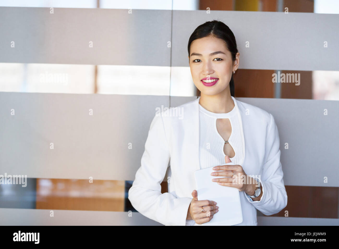Asian young woman with tablet at office Banque D'Images